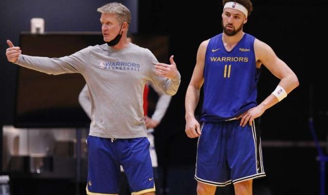 开云官方网站-科尔：会永远相信汤普森 库里季中挣扎我有责任