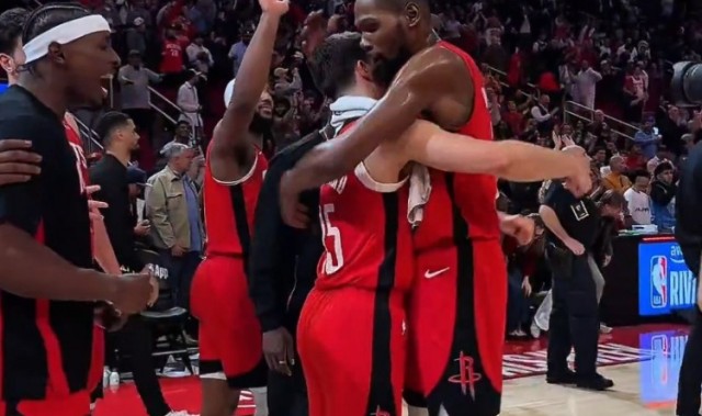 小伙子你是功臣！杜兰特申京赛后拍谢泼德的脑袋致意 范乔丹转发