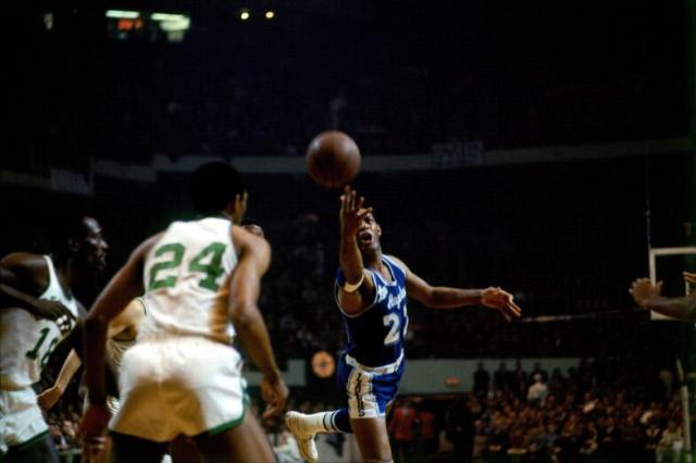 elgin-baylor-driving-celtics-archive-784x523.jpg